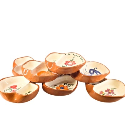 Conjunto de nove travessas de cerâmica decoradas com flores multicoloridas