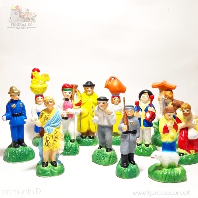 Várias figuras decorativas coloridas de cerâmica com base verde