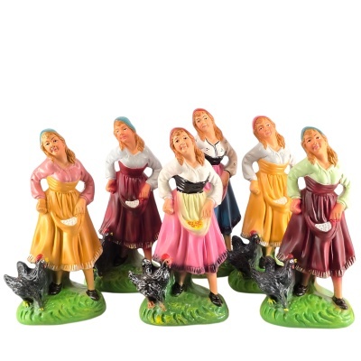 Figuras decorativas de mulher com vestidos coloridos e galinhas.