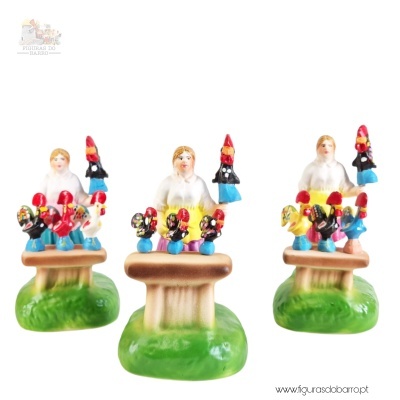 três figuras decorativas de pessoas com bonecos coloridos e bases verdes
