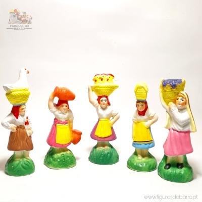 Cinco bonecas de cerâmica tradicional colorida com cestos na cabeça