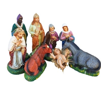 Conjunto de figuras da natividade com Menino Jesus, reis magos, pastor, burro e boi