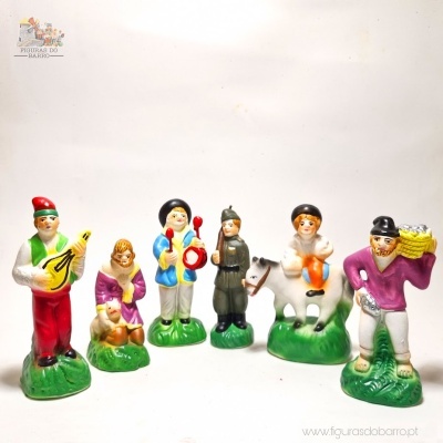 Seis figuras decorativas em cerâmica com roupas coloridas e bases verdes