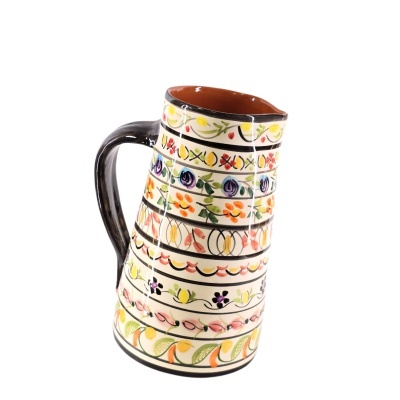 Jarro de cerâmica pintado com padrões florais coloridos e asa preta