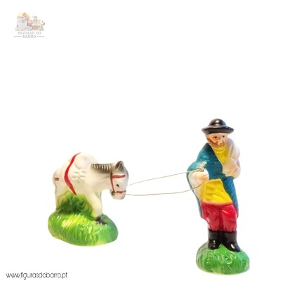 Figuras cerâmicas de homem e burro coloridos em base verde