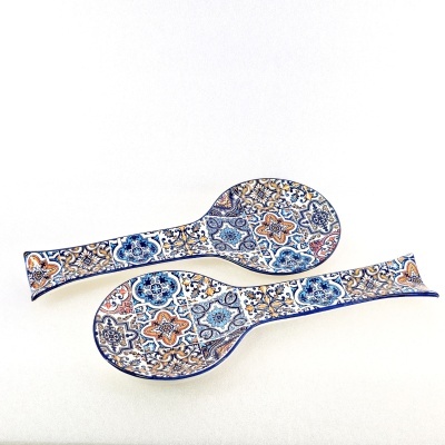 Duas colheres de cerâmica com padrão azulejos coloridos