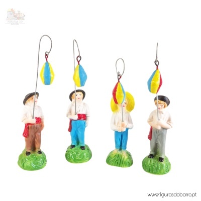 Figuras decorativas de rapazes com balões coloridos em varas metálicas sobre bases verdes