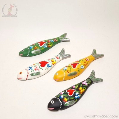 Quatro peixes decorativos coloridos com padrões florais e corações.