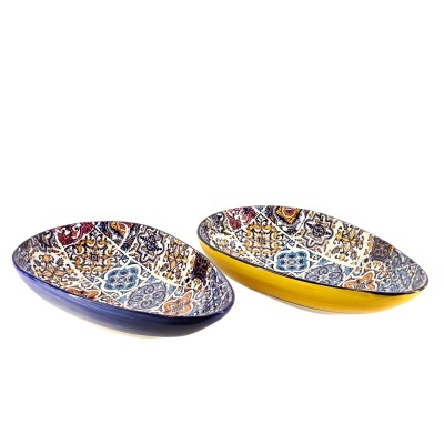 Dois pratos ovais coloridos com padrões decorativos em cerâmica.