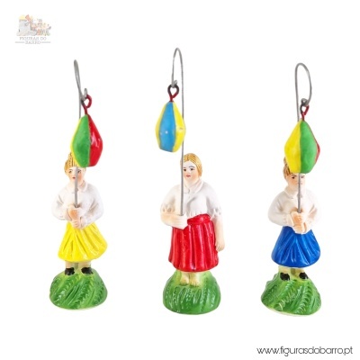 Três figuras de cerâmica coloridas de mulheres com saias e bóias de pescador em fundo branco