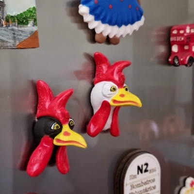 Dois imanes para frigorífico em forma de galos coloridos com crista vermelha e bicos amarelos