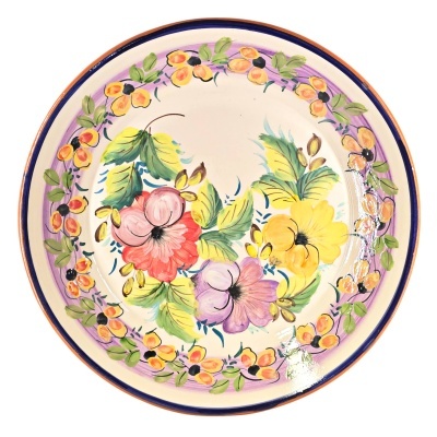Prato cerâmico decorado com flores coloridas e padrão floral na borda