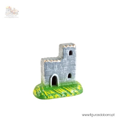 Miniatura de castelo cinzento em base verde com detalhes amarelos