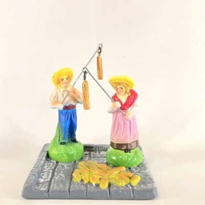 Figura decorativa de casal a pescar em cerâmica com base de chão de pedra