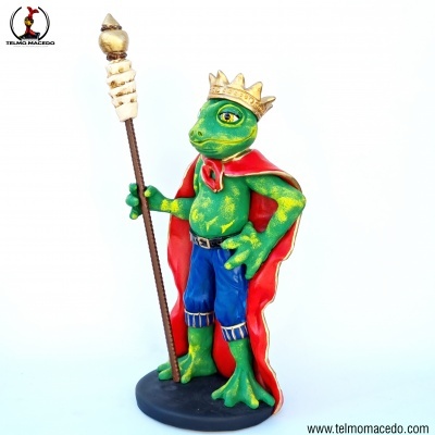 Figura decorativa de sapo com capa, coroa e cetro