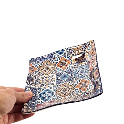 Prato quadrado em cerâmica com padrão colorido de azulejos