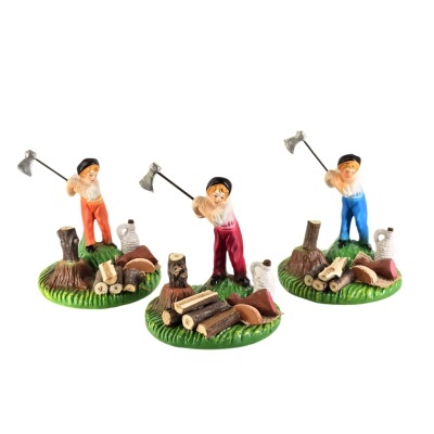 Miniaturas de lenhadores com machados em bases verdes com madeira cortada