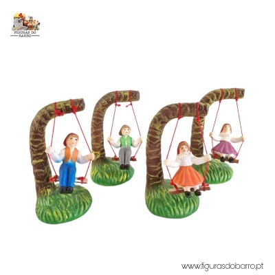 Figuras de barro de crianças em baloiços com base verde e tronco castanho