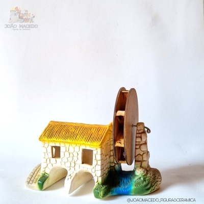 Figura decorativa de moinho de água em cerâmica com roda de água e base colorida