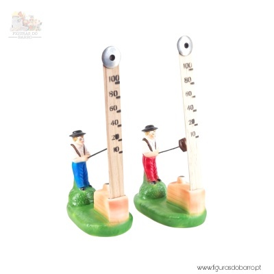 Dois termómetros decorativos de madeira com figuras de homens em miniatura