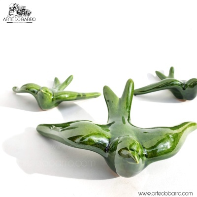 Conjunto de três pássaros verdes em cerâmica vidrada