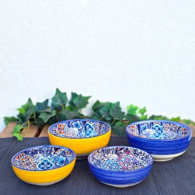 Quatro tigelas de cerâmica coloridas com padrão interior e exterior amarelo e azul