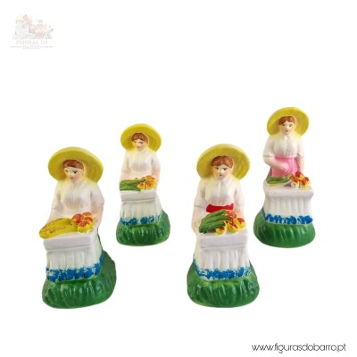 Quatro figuras decorativas de mulheres com chapéus e aventais, em cerâmica colorida.