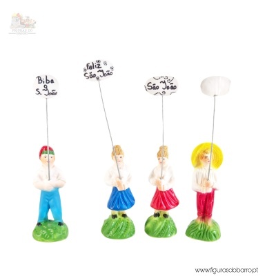 Quatro figuras de cerâmica coloridas com placas e balão, em bases verdes