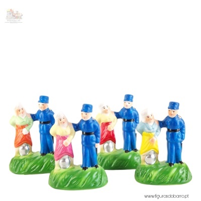 Figuras decorativas de casais com fardas azuis e vestidos coloridos em base verde com bola prateada