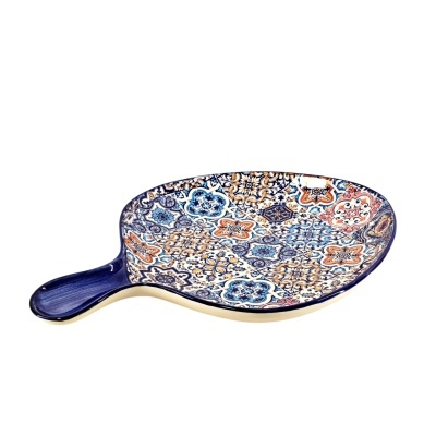 Travessa cerâmica oval com pega e padrão de azulejos coloridos