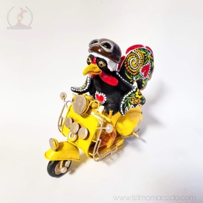 Figura decorativa de galo em mota amarela com capacete e óculos