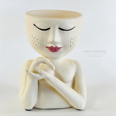 Vaso decorativo branco em forma de figura humana com olhos e lábios pintados