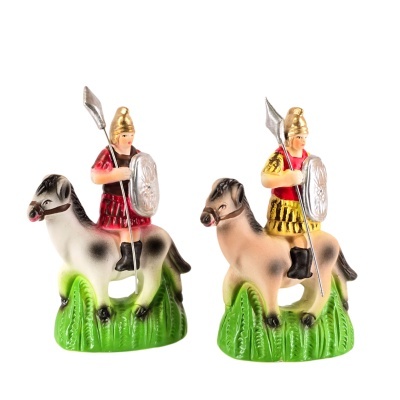 Miniaturas de cavaleiros em resina colorida sobre cavalos em base verde
