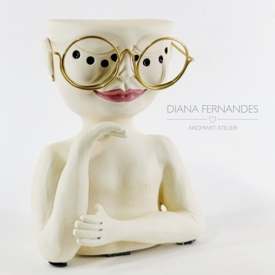 Vaso cerâmico formato figura humana com óculos dourados e olhos desenhados