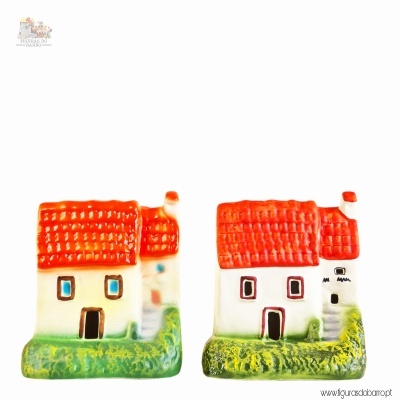 Duas miniaturas de casas em cerâmica com telhados vermelhos e base verde