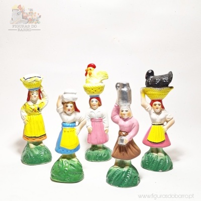 Cinco figuras decorativas de barro com mulheres em trajes tradicionais e bases verdes.