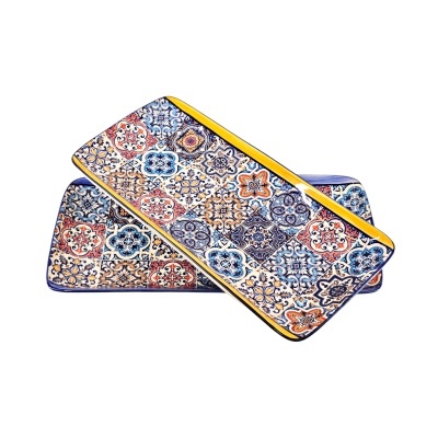 Dois tabuleiros retangulares coloridos com padrão azulejos tradicionais