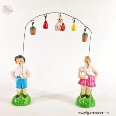 Figura decorativa de crianças segurando arco com objetos pendurados