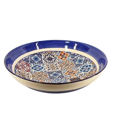 Prato decorativo de cerâmica com padrão colorido de azulejos e borda azul