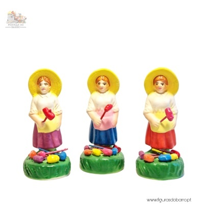 Três figuras de cerâmica de mulheres com chapéus amarelos e vestidos coloridos segurando martelos vermelhos