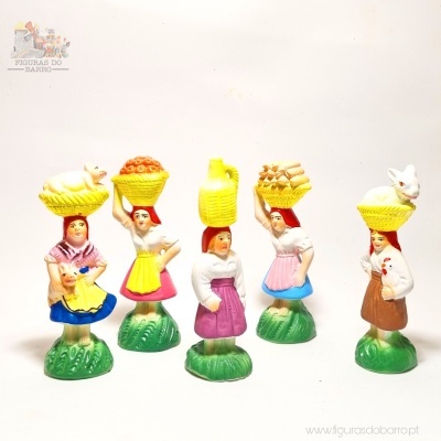 Figuras de barro de mulheres tradicionais com cestos na cabeça