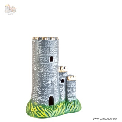 Escultura de castelo em cerâmica com três torres e base verde amarela