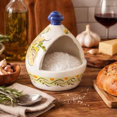 Saleiro cerâmico decorado com sal grosso numa cozinha rústica