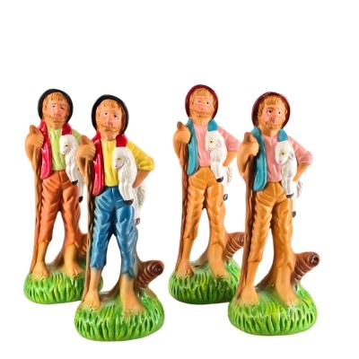 Estatuetas de pastor com ovelha ao ombro, roupa colorida e base de relva verde