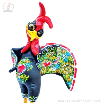 Galo decorativo em cerâmica preta com crista vermelha e detalhes florais coloridos