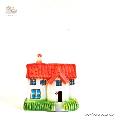 Figura decorativa de casa branca com telhado vermelho e janelas azuis