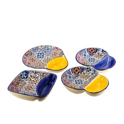 Conjunto de quatro travessas de cerâmica coloridas com padrão decorativo e zonas lisas