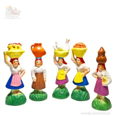 Cinco figuras decorativas de mulheres em roupas tradicionais com cestos, jarro e outros objetos sobre bases verdes.