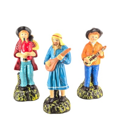 Três estatuetas coloridas de músicos em cerâmica com instrumentos