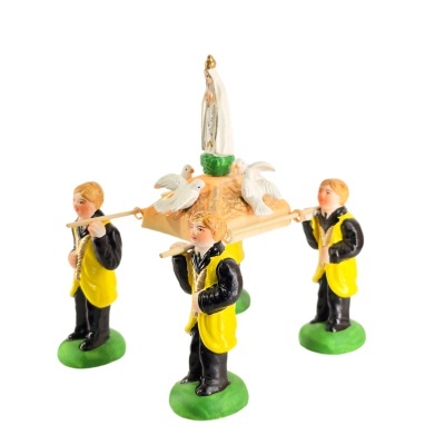 Miniatura de figuras masculinas com estátua religiosa e pombas brancas